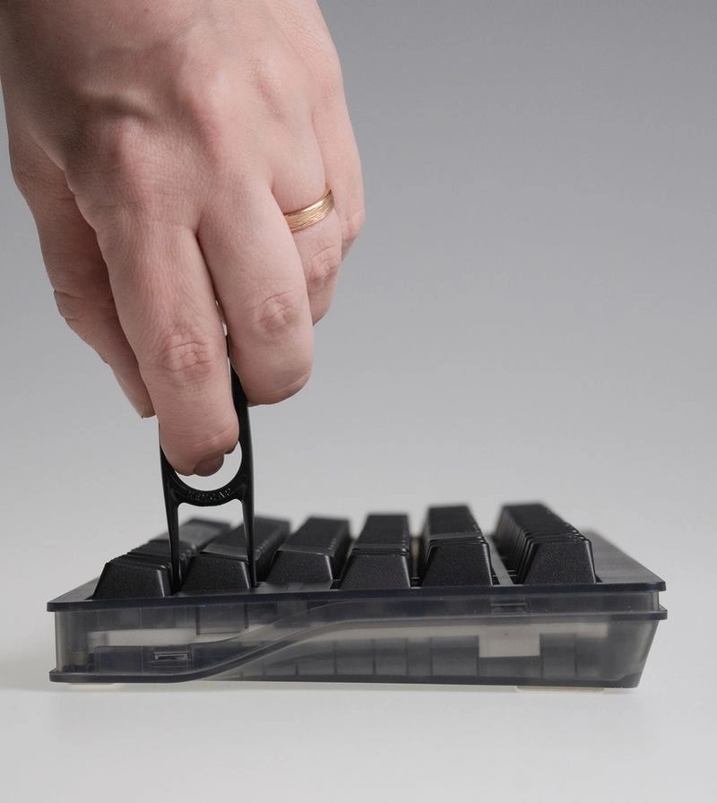 Wooting 80HE TenZ Takeover Edition showing the alignment of the keycap puller over a keycap