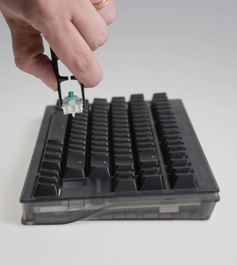 Wooting 80HE TenZ Takeover Edition showing the pulling of a switch with the switch puller